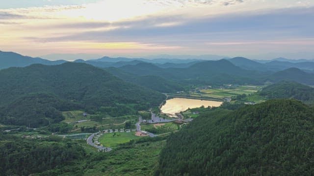 반사되는 호수가 있는 산 풍경