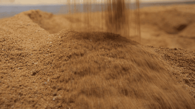 창고 안 쌓이는 갈색 흙