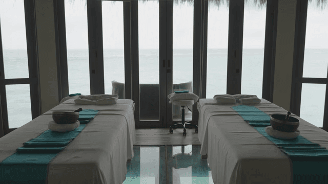 유리 바닥과 마사지 침대가 있는 스파 룸