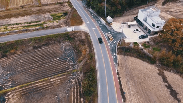 농지를 지나는 시골 도로