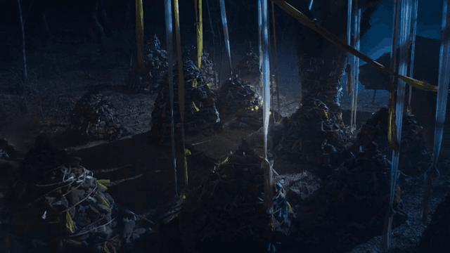 밤에 돌무더기가 있는 성지