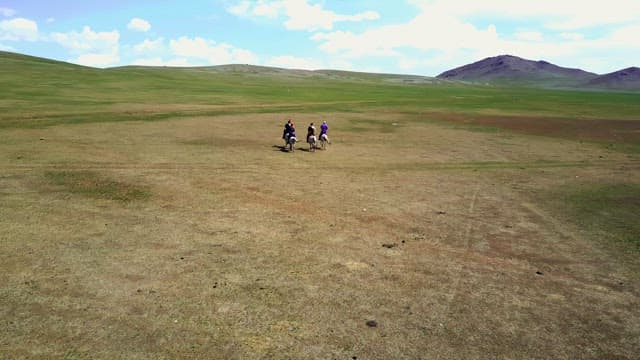 광활한 평원에서 말을 타는 사람들