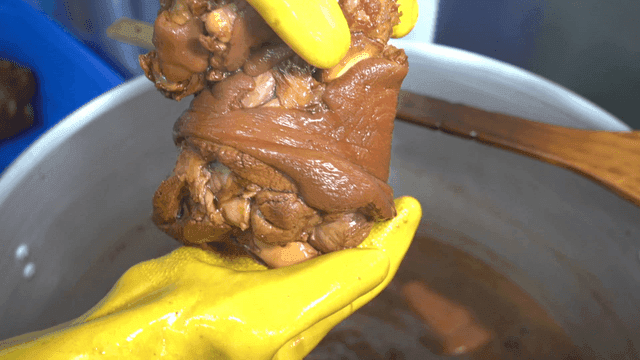 Gloves for taking boiled pig's trotters out of pot
