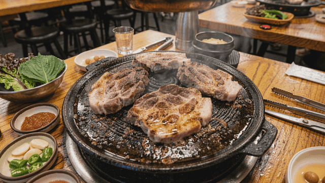 Pork neck grilled on hot plate