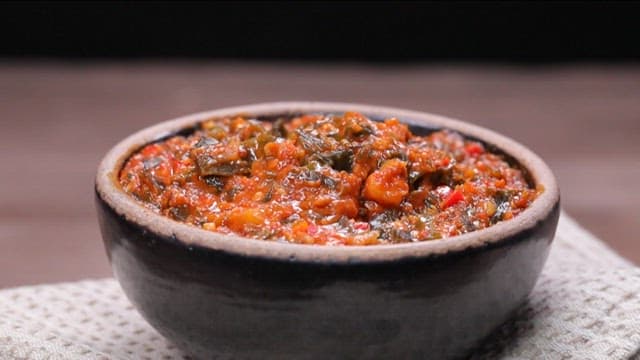 다시마를 넣어 감칠맛을 더한 쌈장 한 숟가락