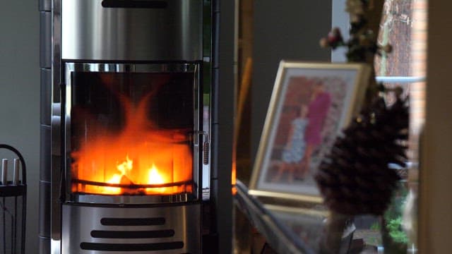 따뜻하게 꾸민 거실에 있는 아늑한 벽난로