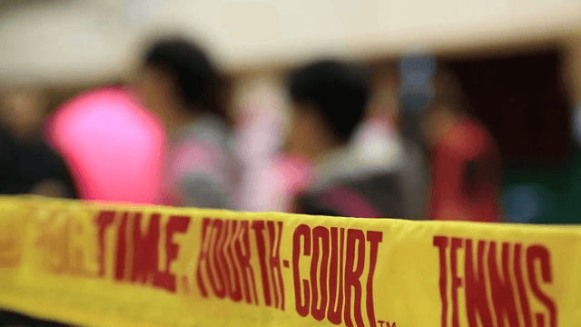 체육관에서 구기 운동을 하는 학생들