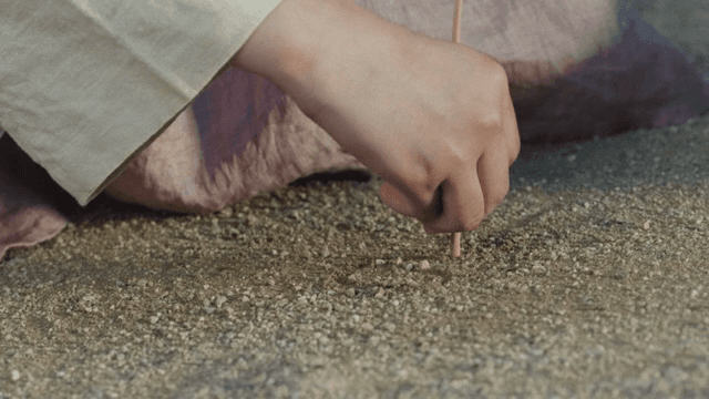 모래 위에 그림을 그리는 손