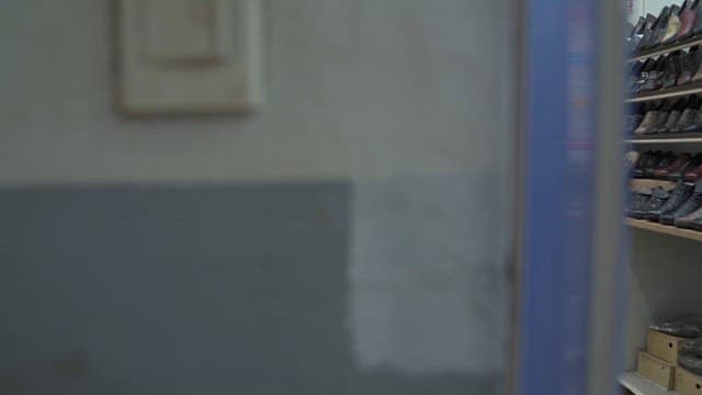 복도에 줄 지어 늘어선 신발 가게들