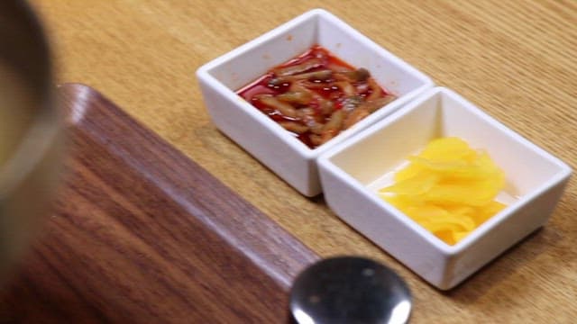 테이블에 서빙되는 먹음직스러운 냉면 한 그릇