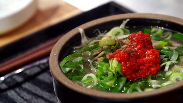 빨간 양념장이 올라간 닭곰탕 한 그릇