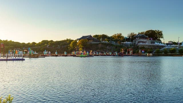 진주성 아래 강가에 떠 있는 화려한 모양의 유등