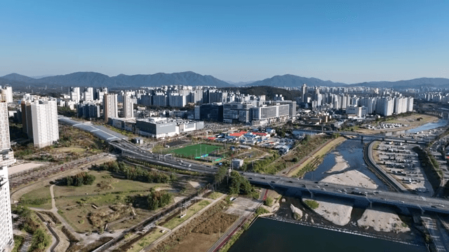 산이 보이는 넓은 도시 풍경