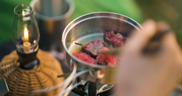 휴대용 가스 스토브로 소고기 요리