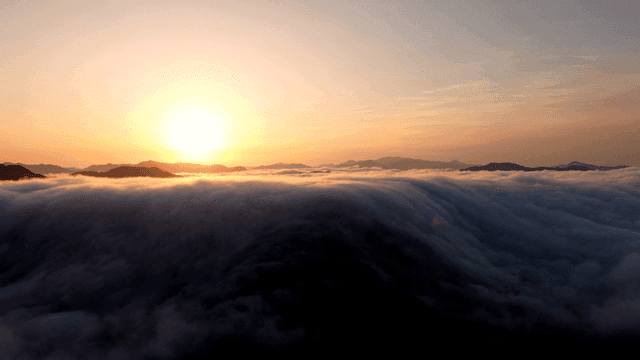 Sun rising above sea of ​​clouds