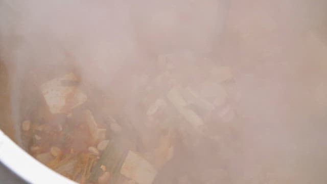 먹음직스러운 청국장을 한 국자 퍼담는 모습