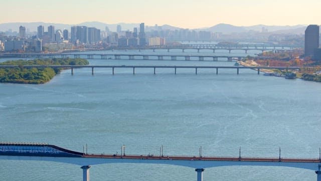 강 위에 여러 다리가 있는 도시 스카이라인