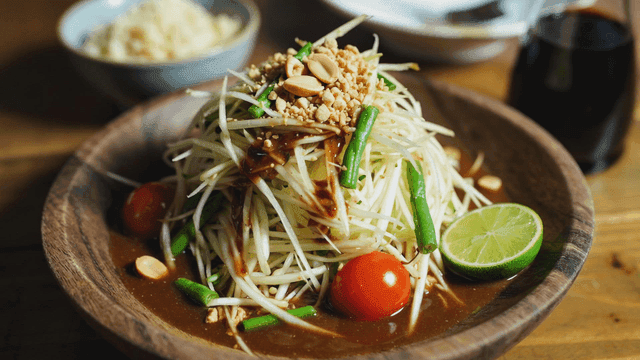 Papaya salad with lime and peanuts