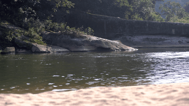 바위가 있는 고요한 강물