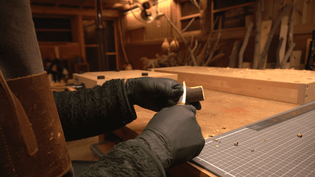 아늑한 작업실에서 나무 조각