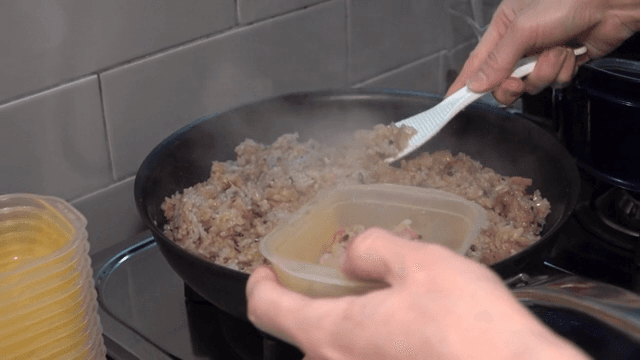 볶음밥을 작은 용기에 담는 장면