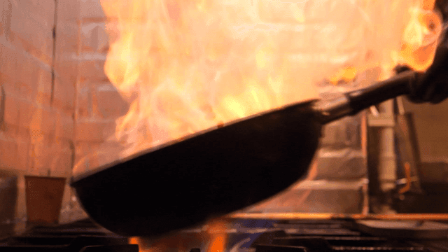 스토브 위 팬에서 치솟는 불길