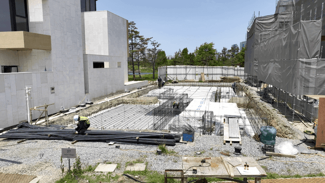 건설 현장에 철근을 나누고 있는 작업자들