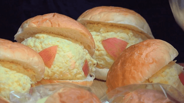 사과 조각이 들어간 계란 샐러드 빵