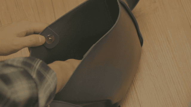 가방 안 우산을 꺼내는 사람