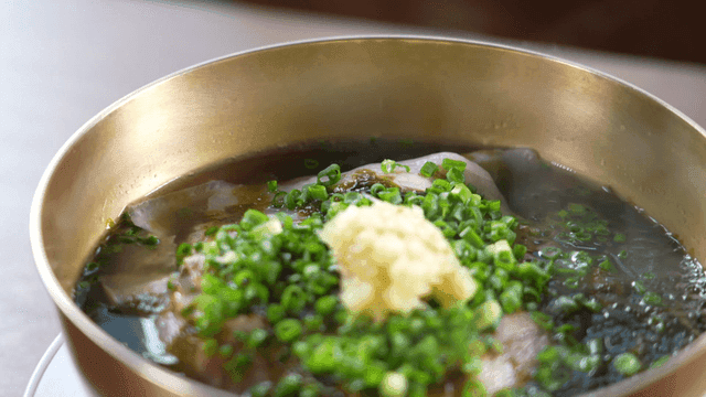 Gomtang with green onions and garlic