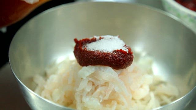 얇게 썬 회에 고추장과 참기름 넣기