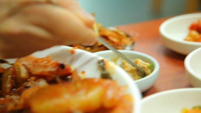 반찬과 함께 쌈을 준비하는 모습