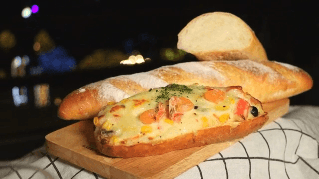 새우감자샐러드가 올라간 바게트