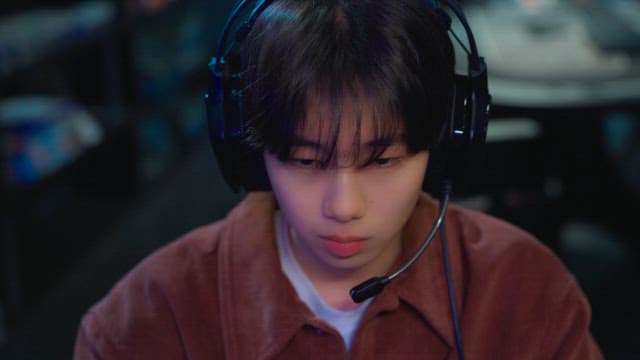 헤드셋을 착용하고 집중한 게이머