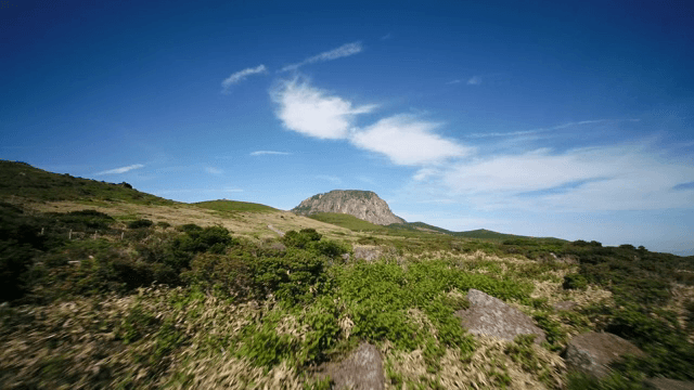맑은 하늘 아래 바위 산