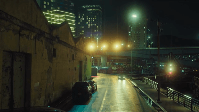 자동차가 있는 도시 거리의 야경