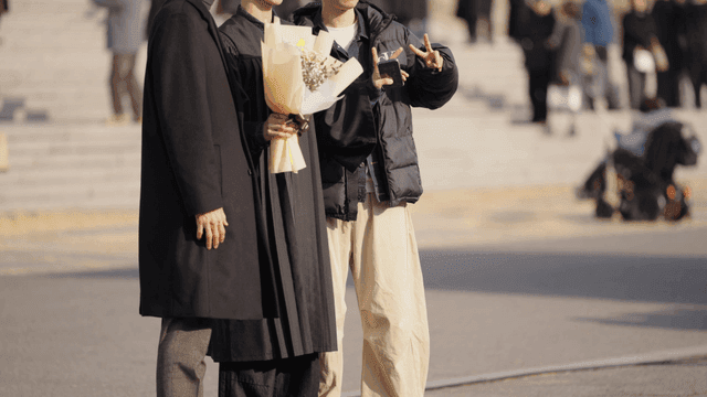 Graduates taking commemorative photos with their friends