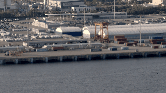 주차된 자동차와 컨테이너가 있는 바쁜 항구