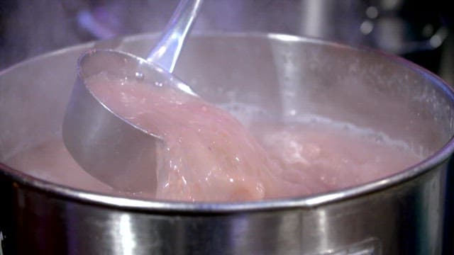 국자로 국물을 떠내는 장면