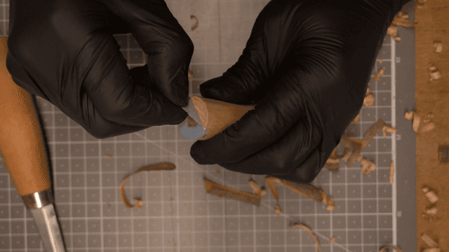 빠르게 연필로 위치를 그리는 장인의 손