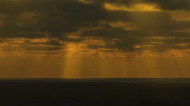 황혼에 구름 사이로 비치는 햇빛