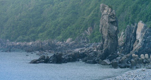 가파른 바위 돌출부가 있는 잔잔한 해안선