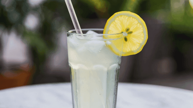 얼음이 든 상쾌한 레모네이드 한 잔