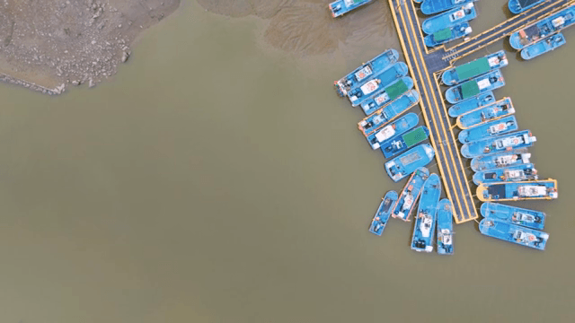 고요한 바닷가에 정박한 배들