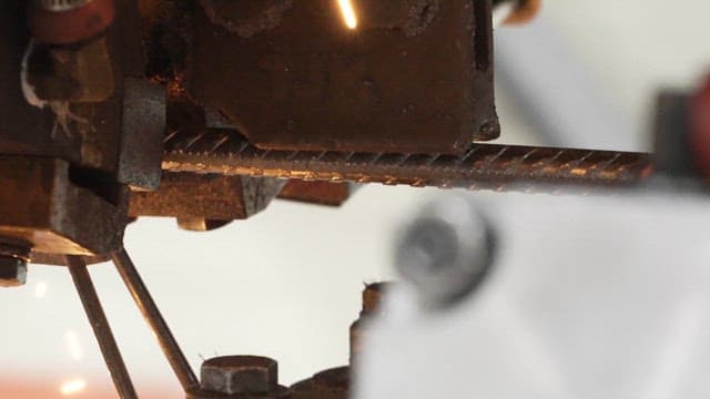 불꽃이 튀는 금속 기계 작동