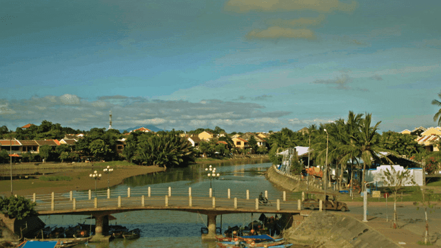 다리와 배가 있는 경치 좋은 마을