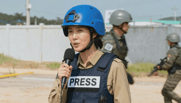 군시설 안에서 취재하는 종군 기자