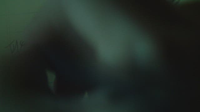 공책에 펜으로 메모를 남기는 모습