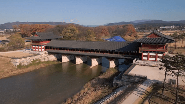 강 위의 전통 한국 다리