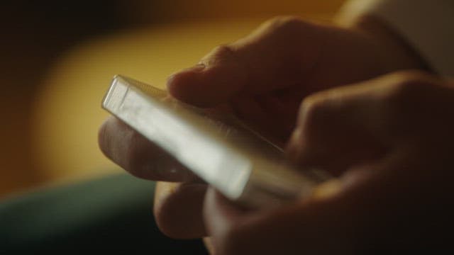 카세트와 플레이어를 사용하는 손의 클로즈업